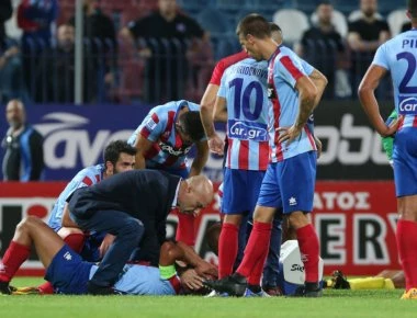 Σύγκρουση και… νοσοκομείο: Σοβαρός τραυματισμός ποδοσφαιριστή του Πανιωνίου [φωτό]